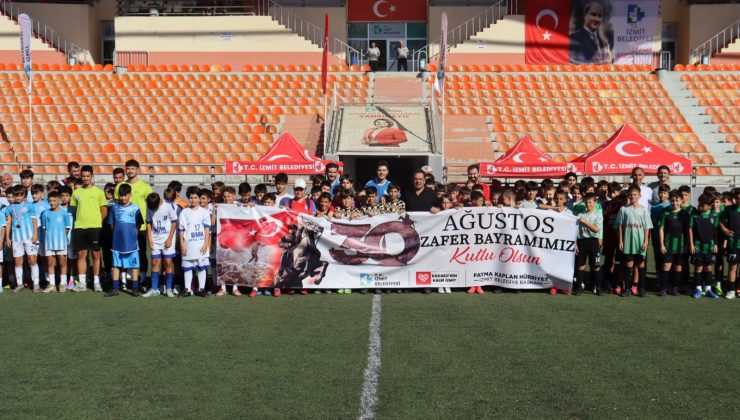 İzmit’te Zafer Bayramı futbol coşkusu yaşandı