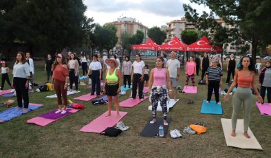 İzmit’te “Nefes Al İzmit” yoga etkinliği Cumhuriyet Mahallesi’nde devam etti