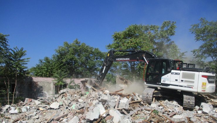 İzmit’te tehlike arz eden metruk bina yıkıldı