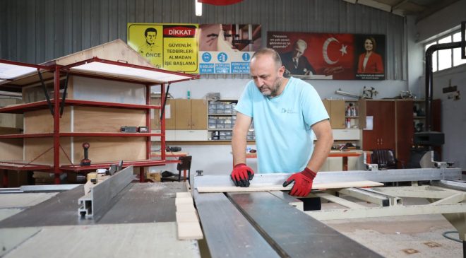 İzmit Belediyesi atölyeleri fabrika gibi üretmeye devam ediyor