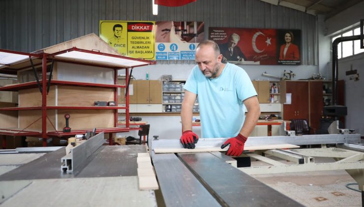 İzmit Belediyesi atölyeleri fabrika gibi üretmeye devam ediyor