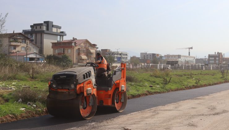 İzmit Belediyesi Yenişehir Mahallesi’nde yolları yeniliyor