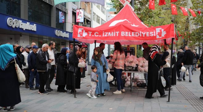 İzmit Belediyesi, kendi ürettiği mantarları vatandaşa dağıttı