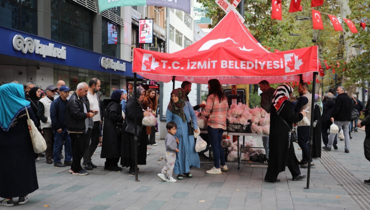 İzmit Belediyesi, kendi ürettiği mantarları vatandaşa dağıttı