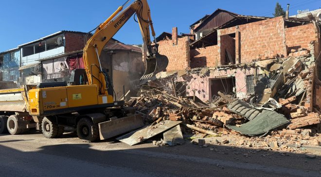 İzmit Belediyesinden kaçak yapı yıkımı