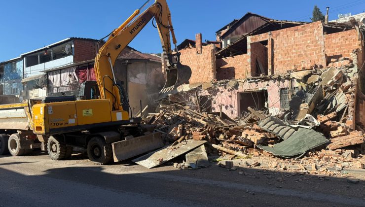 İzmit Belediyesinden kaçak yapı yıkımı