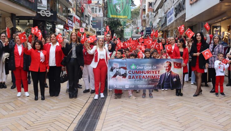 İzmit’te Cumhuriyet Korteji çocukların adımlarıyla renklendi