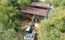 İzmit’te tehlike oluşturan metruk bina yıkıldı