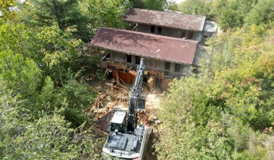 İzmit’te tehlike oluşturan metruk bina yıkıldı
