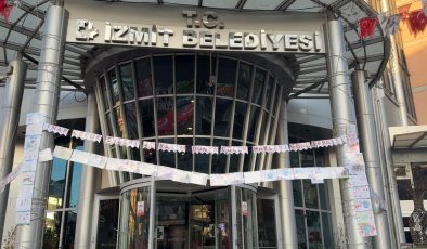 Çınar Çocuk Evleri öğrencilerinin eserleri belediyede, mutlulukları ekrana yansıdı