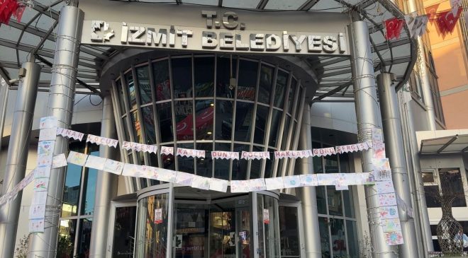 Çınar Çocuk Evleri öğrencilerinin eserleri belediyede, mutlulukları ekrana yansıdı