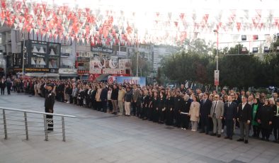 İzmit Belediyesi, Ata’ya saygıyla kenetlendi