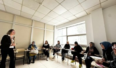 İzmit Belediyesi Engelsiz Ebeveyn Akademisi tüm hızıyla devam ediyor