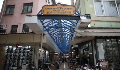 İzmit Belediyesi Tarihi Ayakkabıcılar Çarşısı’nın çatısını yeniledi