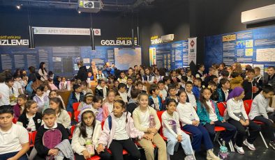 İzmit’te öğrenciler depremi simülasyonla deneyimledi