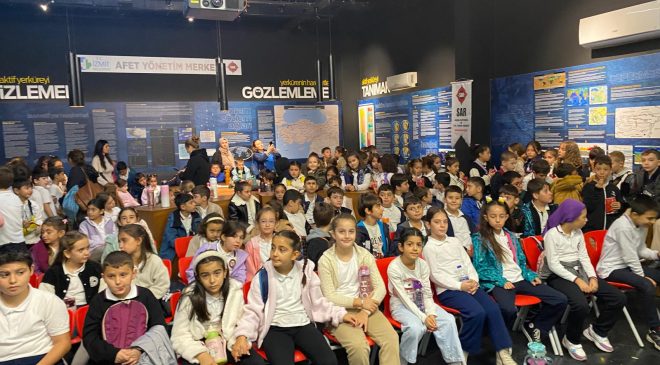 İzmit’te öğrenciler depremi simülasyonla deneyimledi