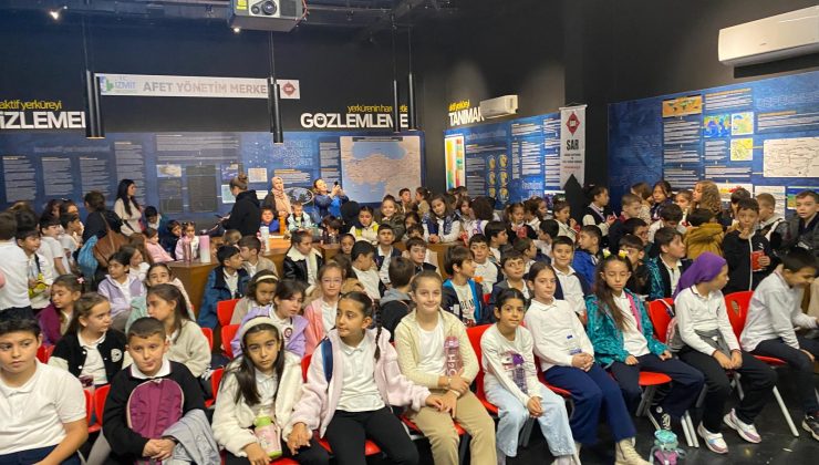 İzmit’te öğrenciler depremi simülasyonla deneyimledi