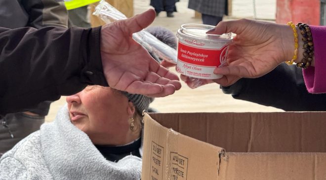 Fatma Başkan vatandaşlara helva ikram etti