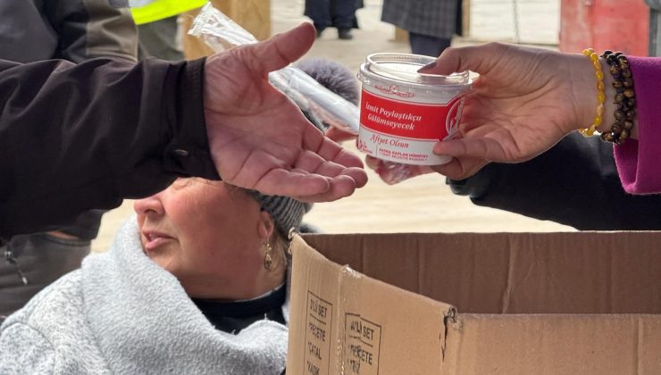 Fatma Başkan vatandaşlara helva ikram etti