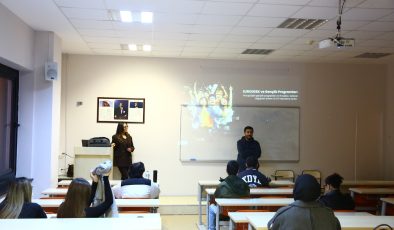 İzmit Belediyesinden gençlere Avrupa Fırsatları semineri