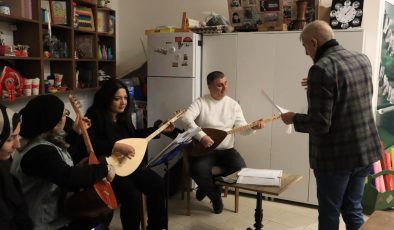 İZMEK bağlama kursundan Alzheimer Yaşam Evi’nde anlamlı dinleti