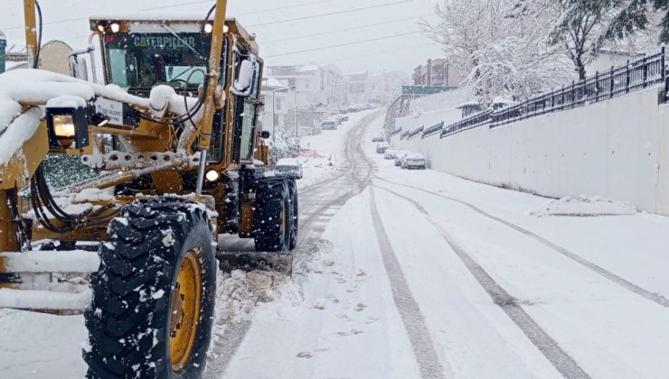 İzmit’te karla mücadele aralıksız sürüyor