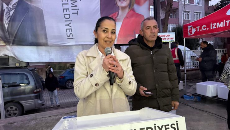 İzmit Belediyesi, dayanışma sofrasını Plajyolu’nda kurdu