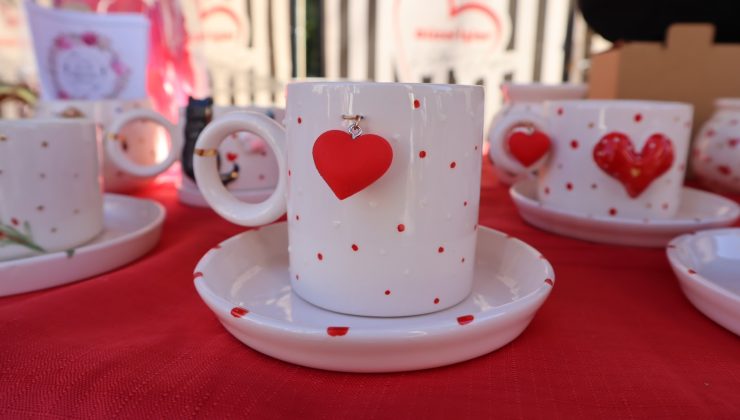 İzmit Belediyesinin Sevgililer Günü El Emeği Pazarına vatandaşlardan yoğun ilgi