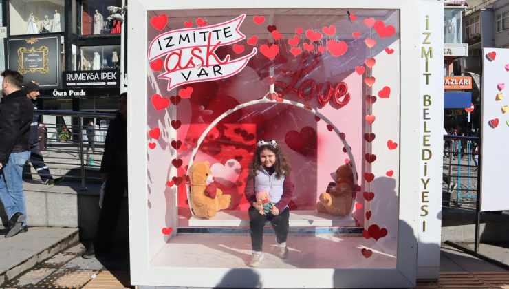 İzmit’te Sevgililer Günü coşkusu Belediye Meydanı’nda yaşandı 