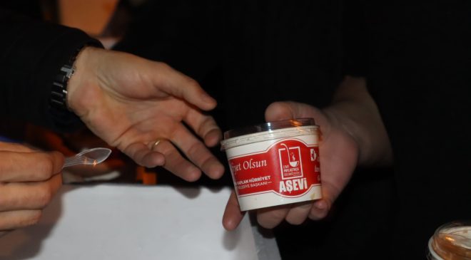 İzmit Belediyesi, Kadir Gecesi’nde helva ikram etti