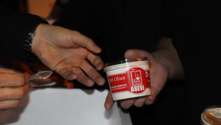 İzmit Belediyesi, Kadir Gecesi’nde helva ikram etti