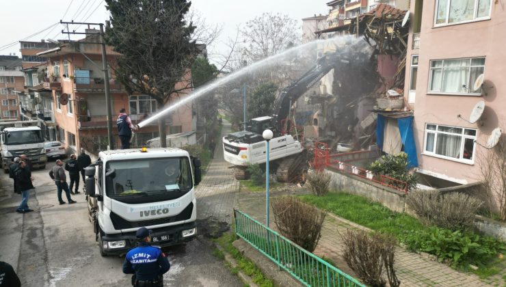 İzmit Belediyesi, Kozluk’ta tehlike oluşturan metruk binayı yıktı