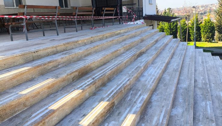 İzmit Belediyesi Şirintepe Nene Hatun Camii’nin merdivenlerini yeniledi 