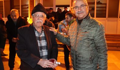 İzmit Belediyesinden Yeşilova’da teravih sonrası ikram