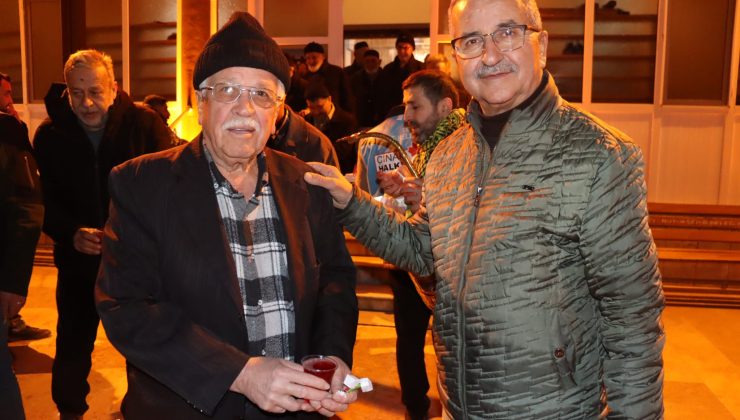 İzmit Belediyesinden Yeşilova’da teravih sonrası ikram