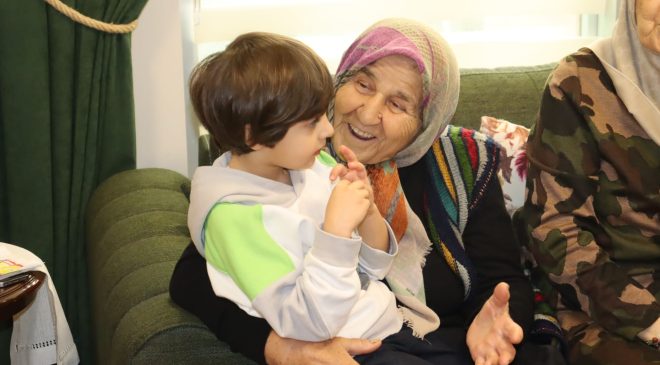 İzmitli miniklerden yaşlılar haftasında anlamlı ziyaret