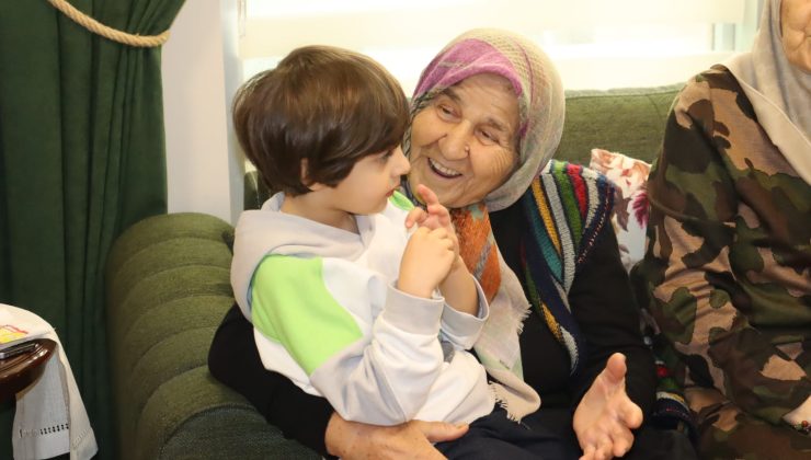 İzmitli miniklerden yaşlılar haftasında anlamlı ziyaret