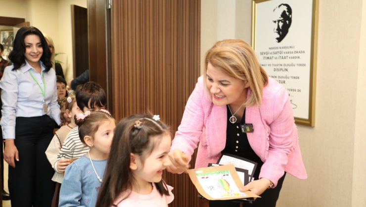 Miniklerden Fatma Başkan’a bayram sürprizi