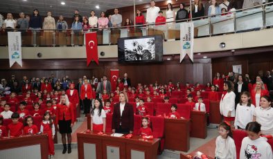 İZMİT’TE MECLİSİ ÇOCUKLAR YÖNETTİ