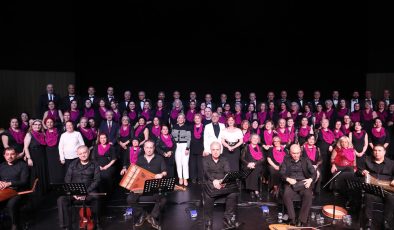 İzmit Belediyesi Türk Sanat Müziği Korosu muhteşem bir geceye imza attı