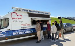 İzmit Belediyesinden Cuma Namazı sonrası vatandaşlara sıcak ikram