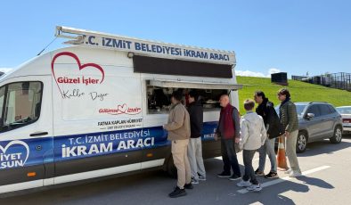 İzmit Belediyesinden Cuma Namazı sonrası vatandaşlara sıcak ikram