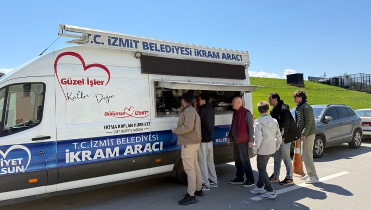 İzmit Belediyesinden Cuma Namazı sonrası vatandaşlara sıcak ikram