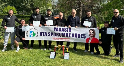 İzmit Belediyesporlu pehlivanlar Balkanlarda kürsüye çıktı