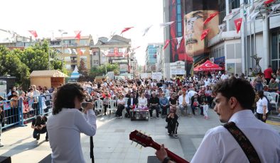 19 Mayıs coşkusu İzmit Belediye Meydanı’nı doldurdu