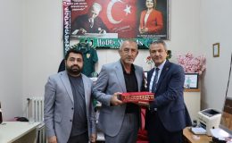 İzmit Belediyesinden muhtarlara doğum günü ziyareti