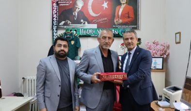 İzmit Belediyesinden muhtarlara doğum günü ziyareti
