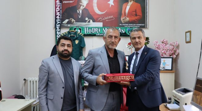 İzmit Belediyesinden muhtarlara doğum günü ziyareti