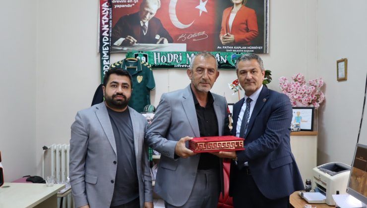 İzmit Belediyesinden muhtarlara doğum günü ziyareti