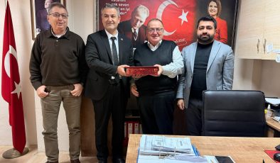 İzmit Belediyesinden muhtarlara doğum günü ziyareti